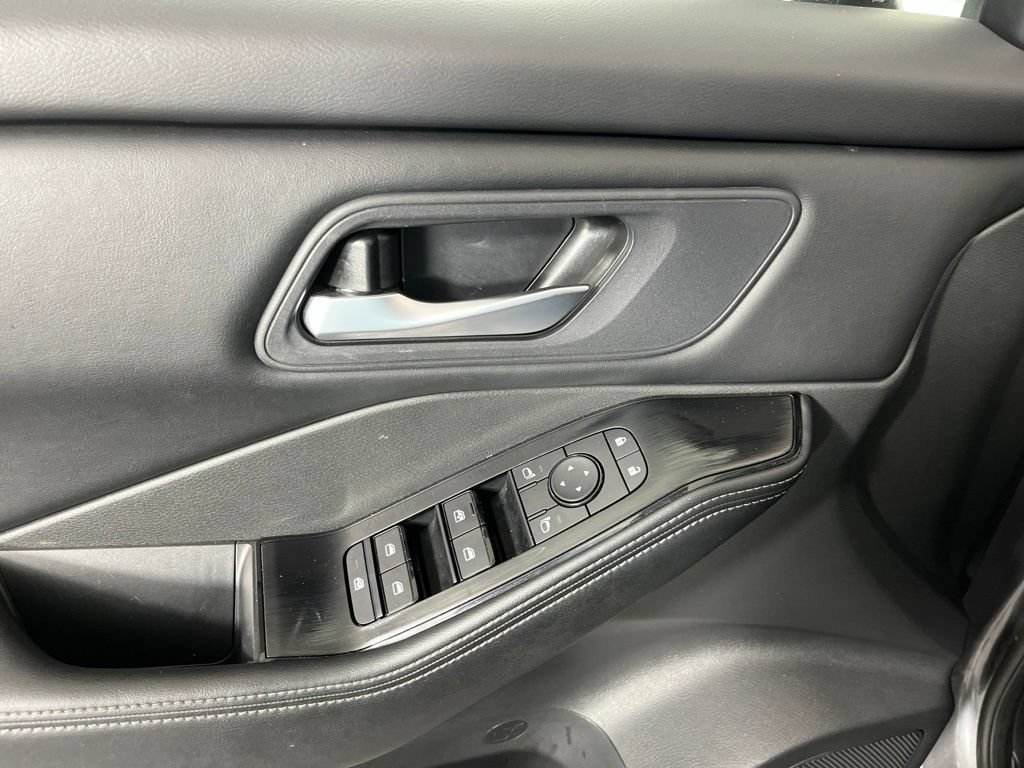 Used 2025 Nissan Rogue SV FWD image 25