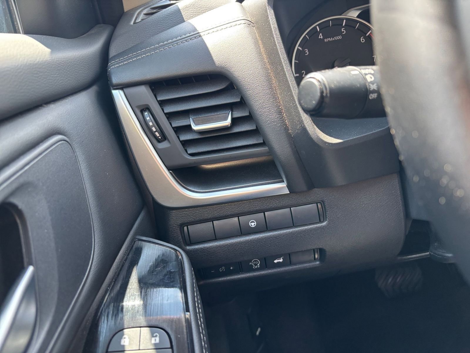 Used 2025 Nissan Rogue SV FWD image 35
