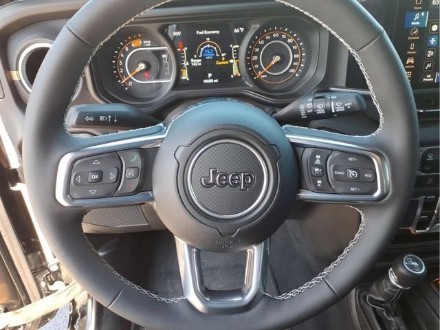 Used 2025 Jeep Wrangler Unlimited Sahara AWD/4WD image 23