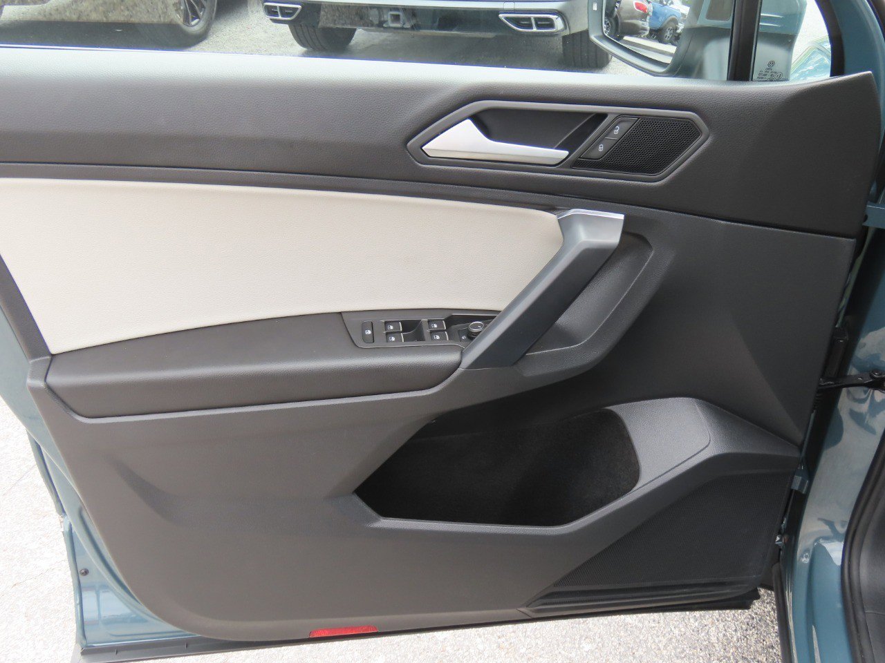 Used 2021 Volkswagen Tiguan SE w/ Panoramic Sunroof Package FWD image 23