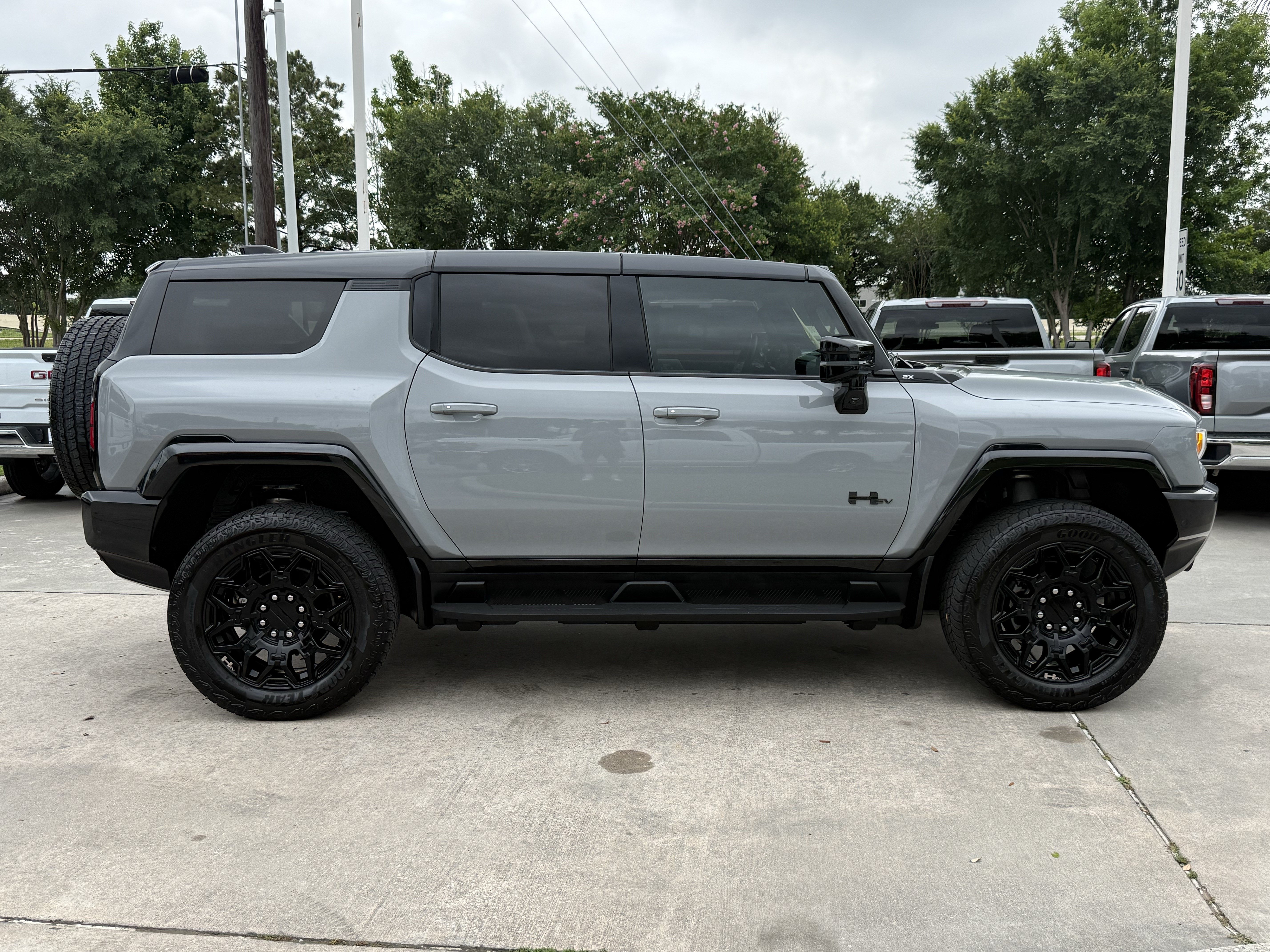 Used 2026 GMC Hummer EV SUV w/ LPO, Dark Essentials Package AWD/4WD image 3