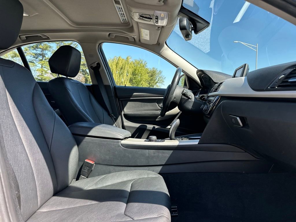 Used 2018 BMW 320i xDrive Sedan w/ Convenience Package AWD/4WD image 23
