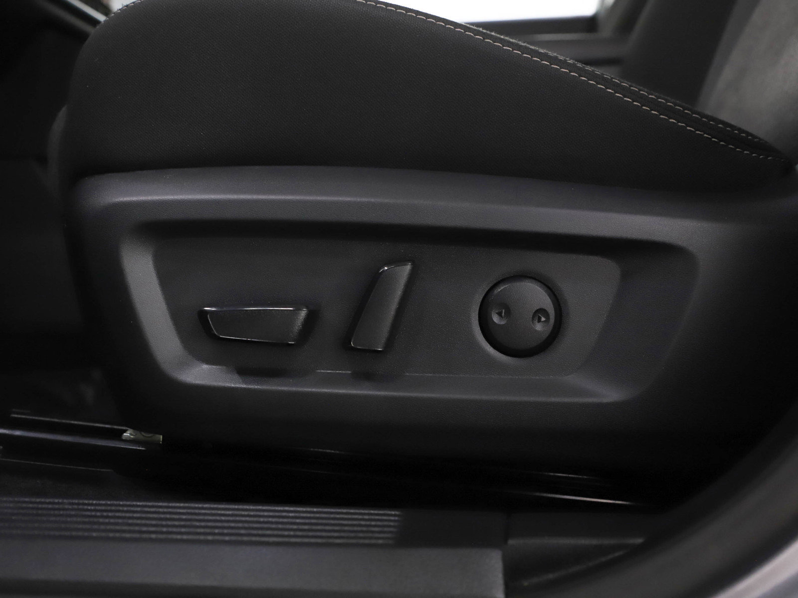 Used 2025 Nissan Rogue SV image 23