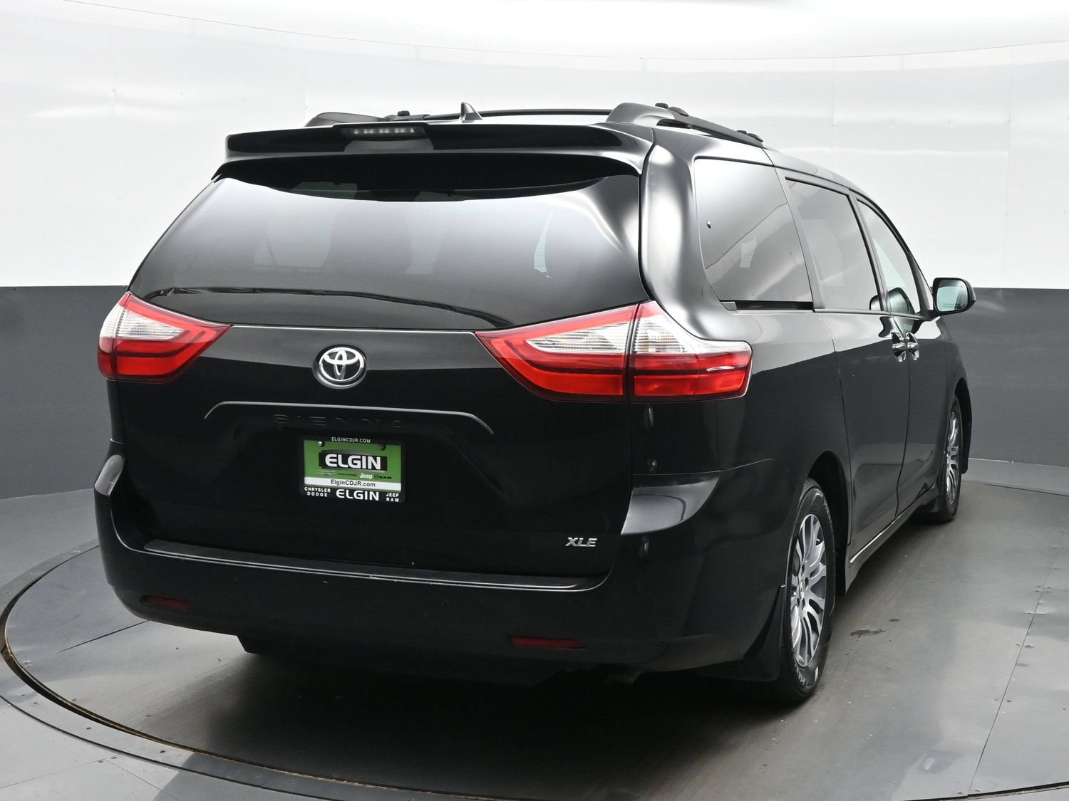 Used 2018 Toyota Sienna XLE Premium w/ Carpet Mat Package FWD image 7