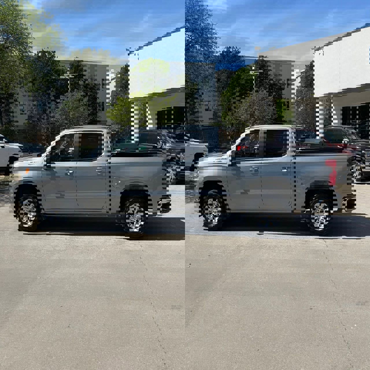 Used 2025 Chevrolet Silverado 1500 LT image 3