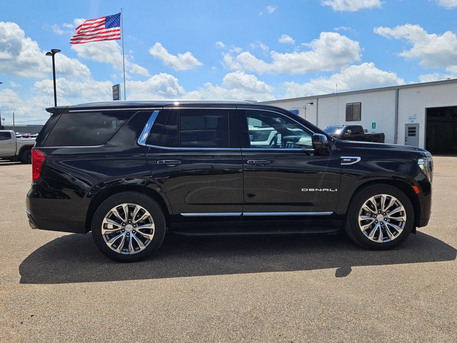 Used 2022 GMC Yukon Denali w/ Advanced Technology Package AWD/4WD image 7