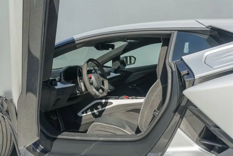 Used 2024 Lamborghini Revuelto image 13