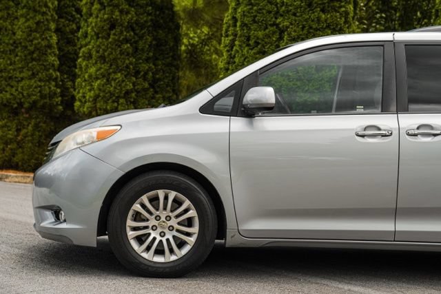 Used 2015 Toyota Sienna XLE w/ XLE Navigation Package FWD image 10