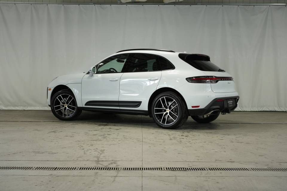 Certified 2025 Porsche Macan AWD/4WD image 3