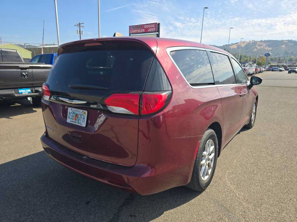 Used 2022 Chrysler Voyager LX FWD image 3