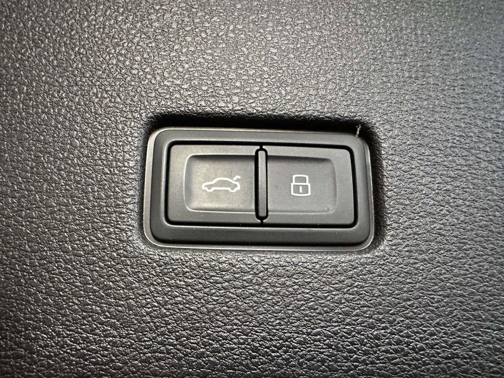 Used 2022 Audi Q8 Premium image 10