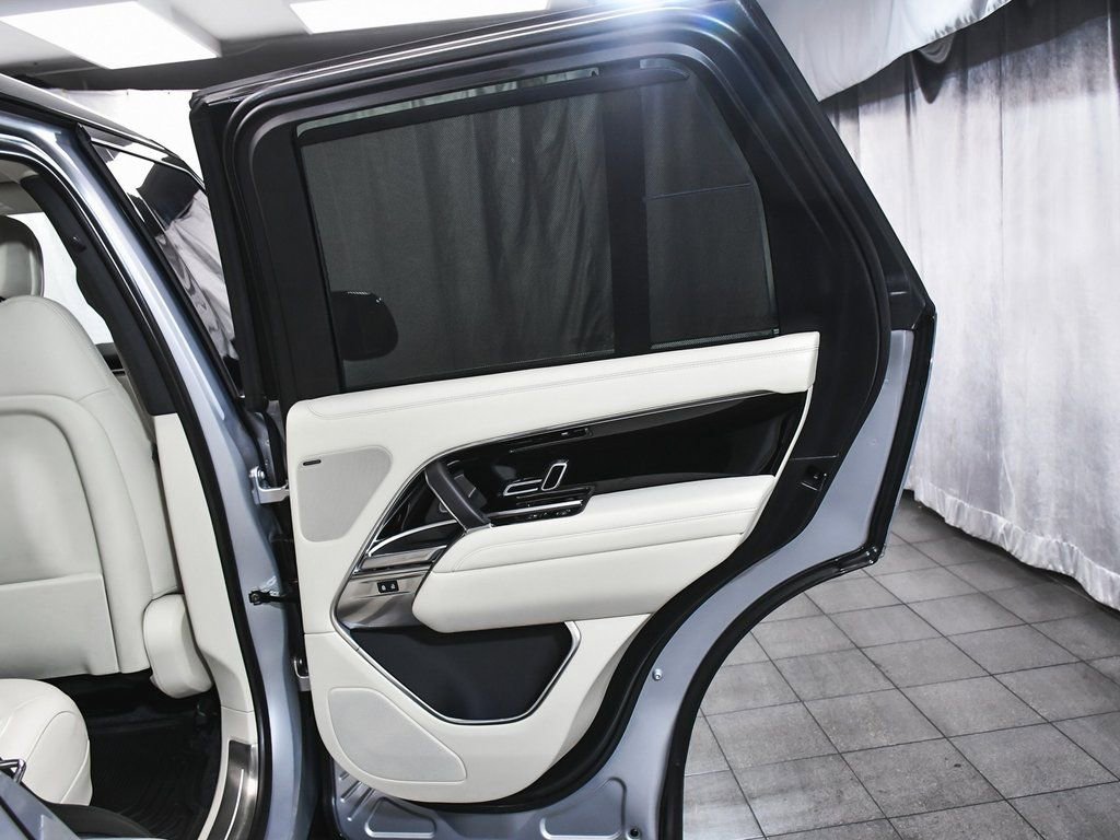 Used 2025 Land Rover Range Rover SE AWD/4WD image 18