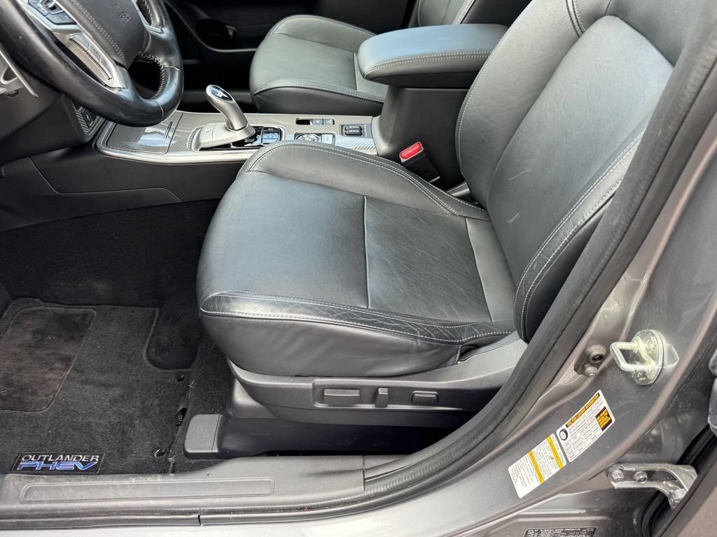 Used 2020 Mitsubishi Outlander 4WD Plug-In Hybrid image 6