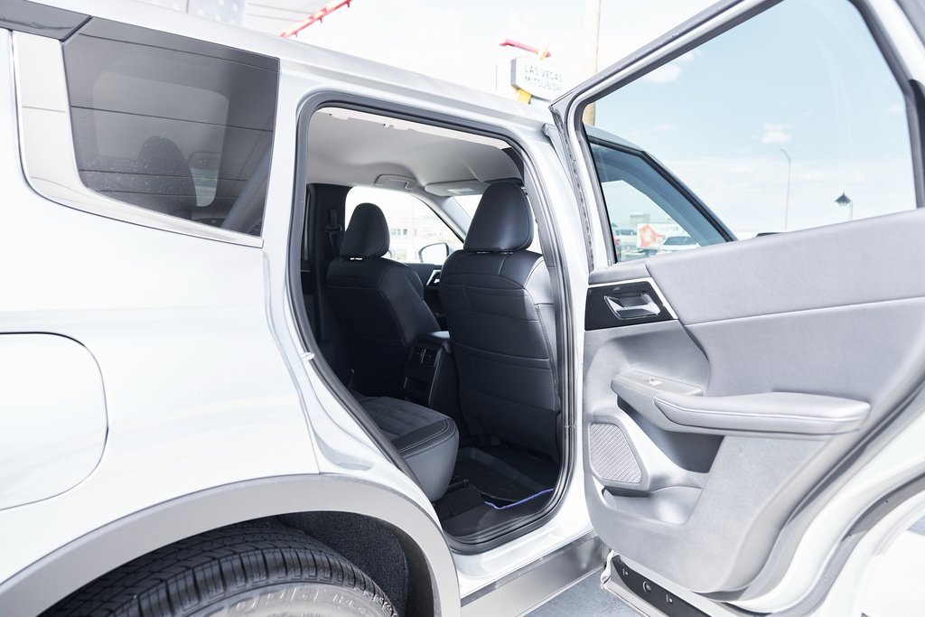 New 2025 Mitsubishi Outlander SE image 14