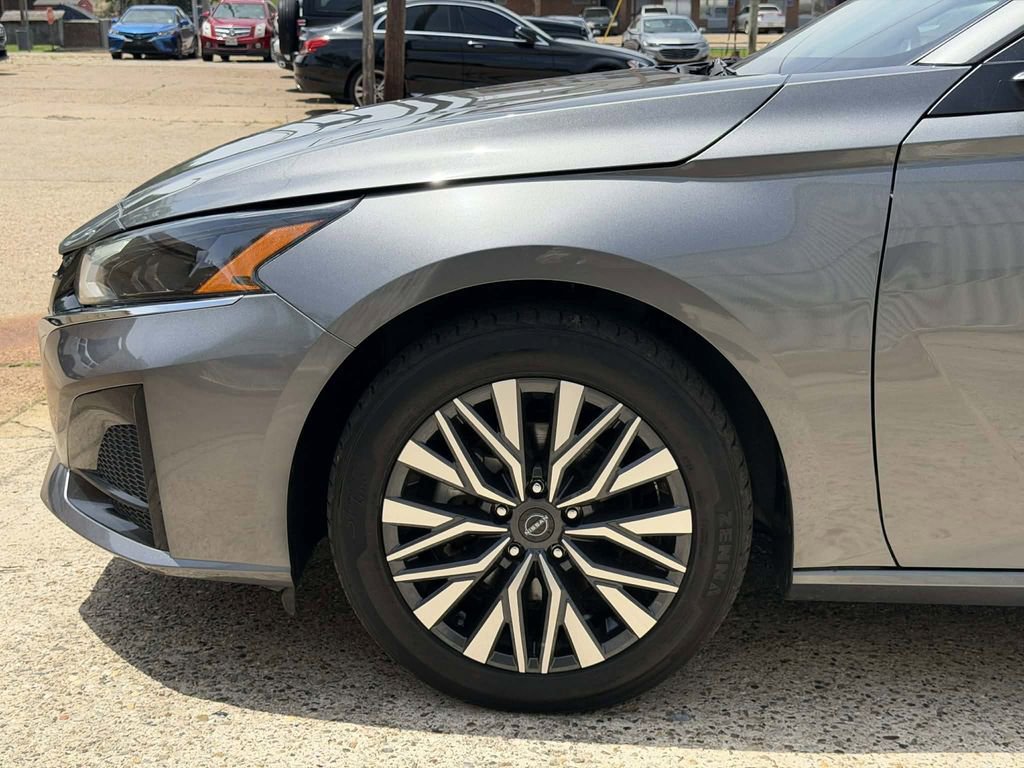 Used 2024 Nissan Altima 2.5 SV FWD image 4