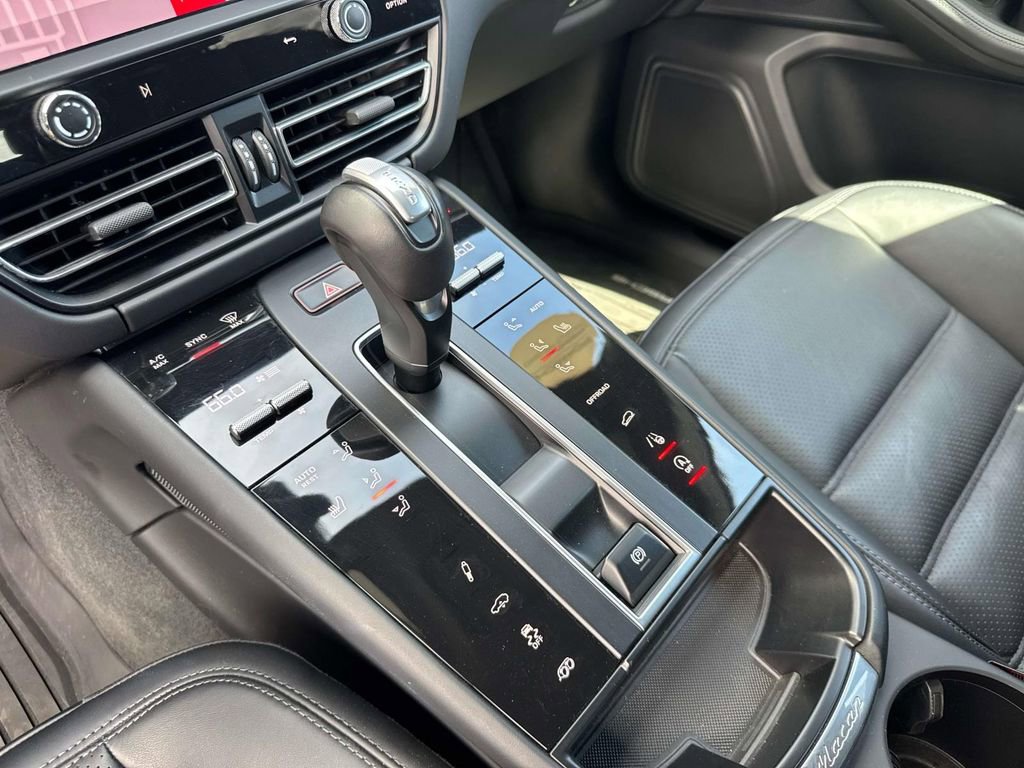 Used 2023 Porsche Macan Turbo image 26
