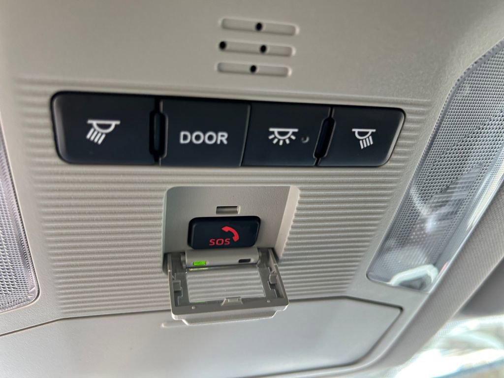 Used 2021 Toyota RAV4 LE AWD/4WD image 36