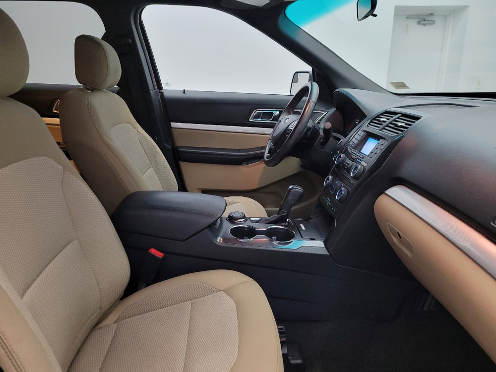 Used 2017 Ford Explorer XLT image 21