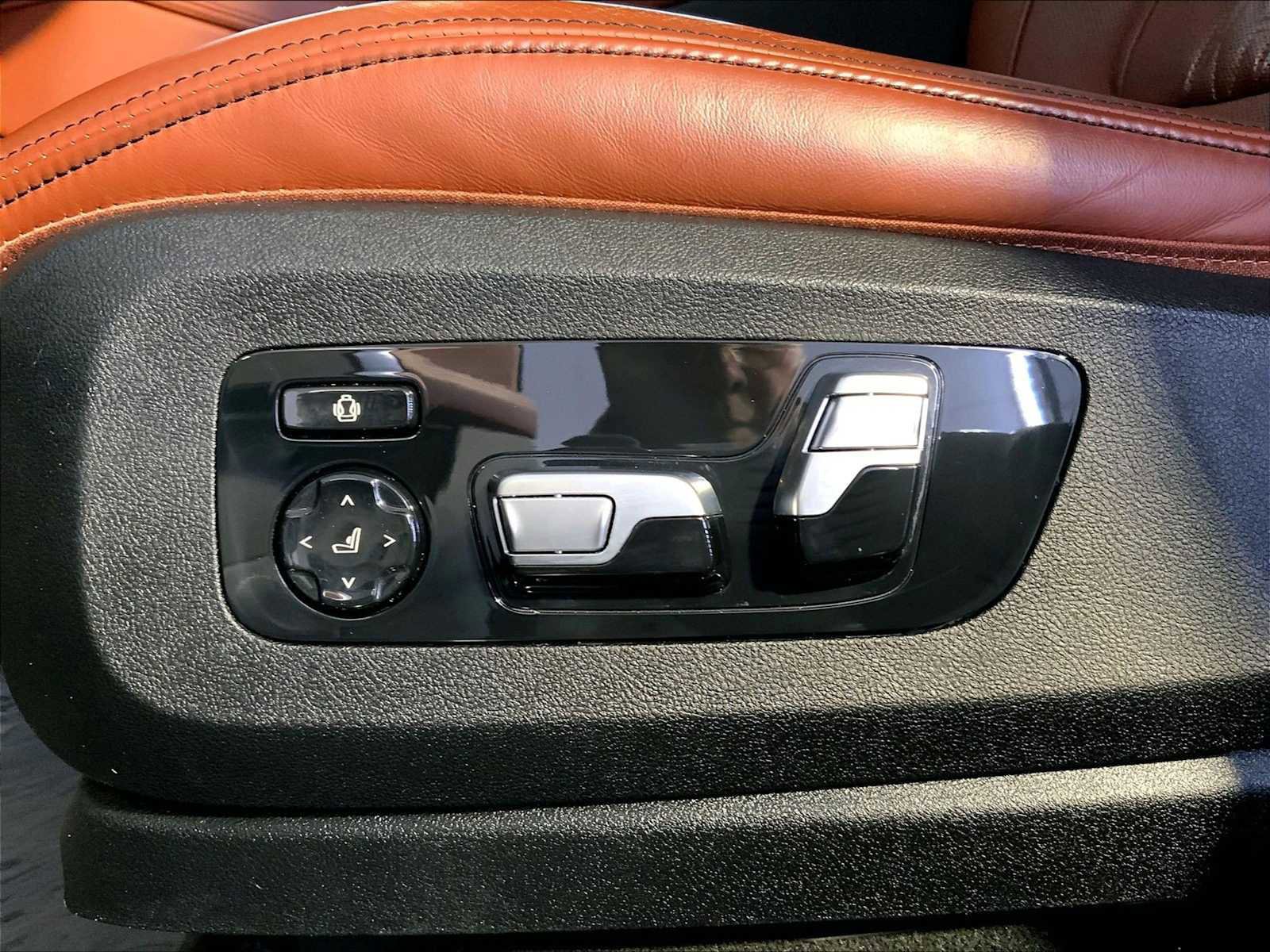 Used 2022 BMW X6 M50i w/ Executive Package image 39