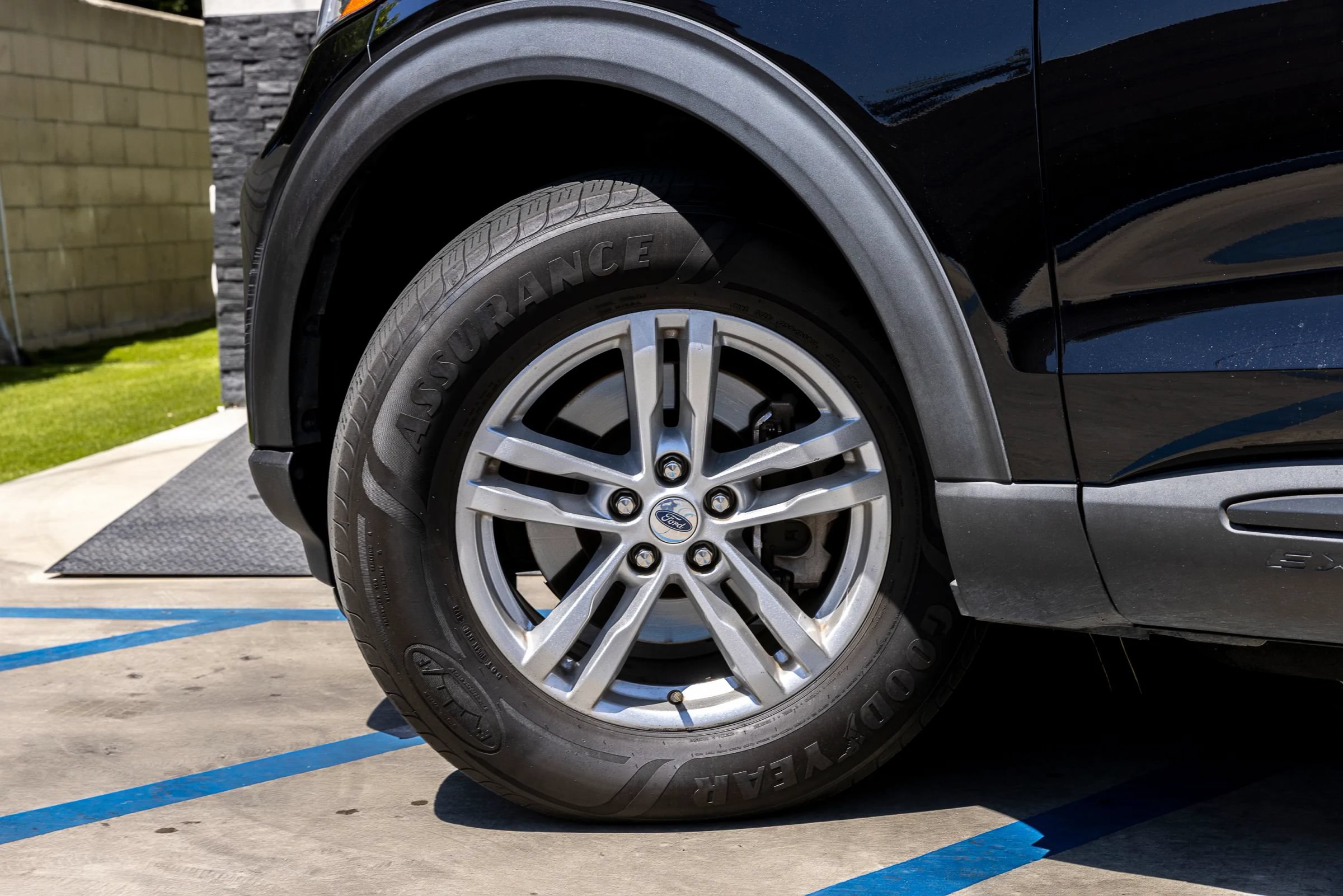 Used 2023 Ford Explorer XLT RWD image 32