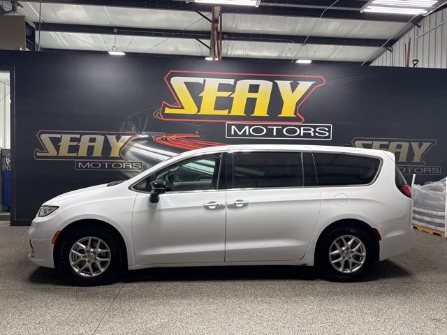 Used 2024 Chrysler Pacifica Touring-L image 3