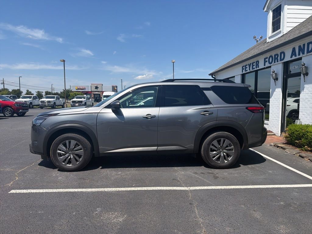 Used 2025 Nissan Pathfinder SV image 2