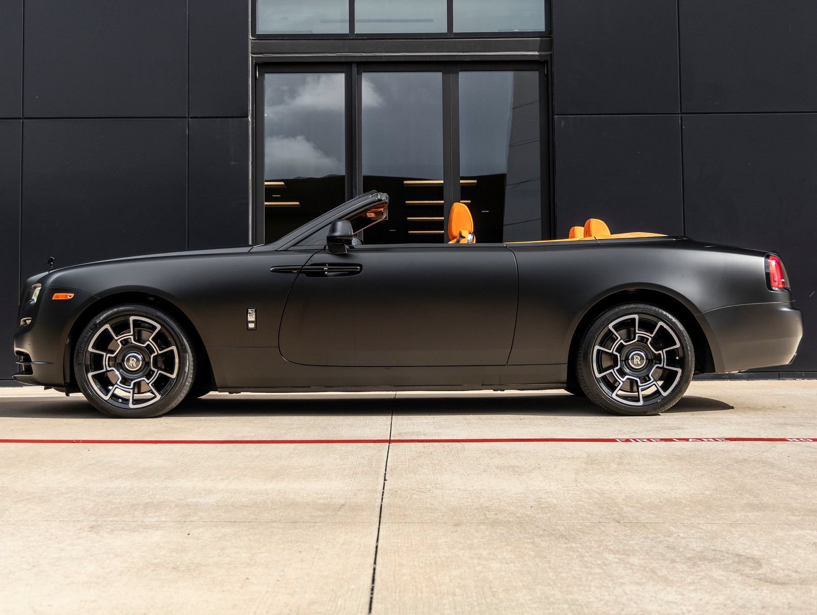 Used 2016 Rolls-Royce Dawn RWD image 2