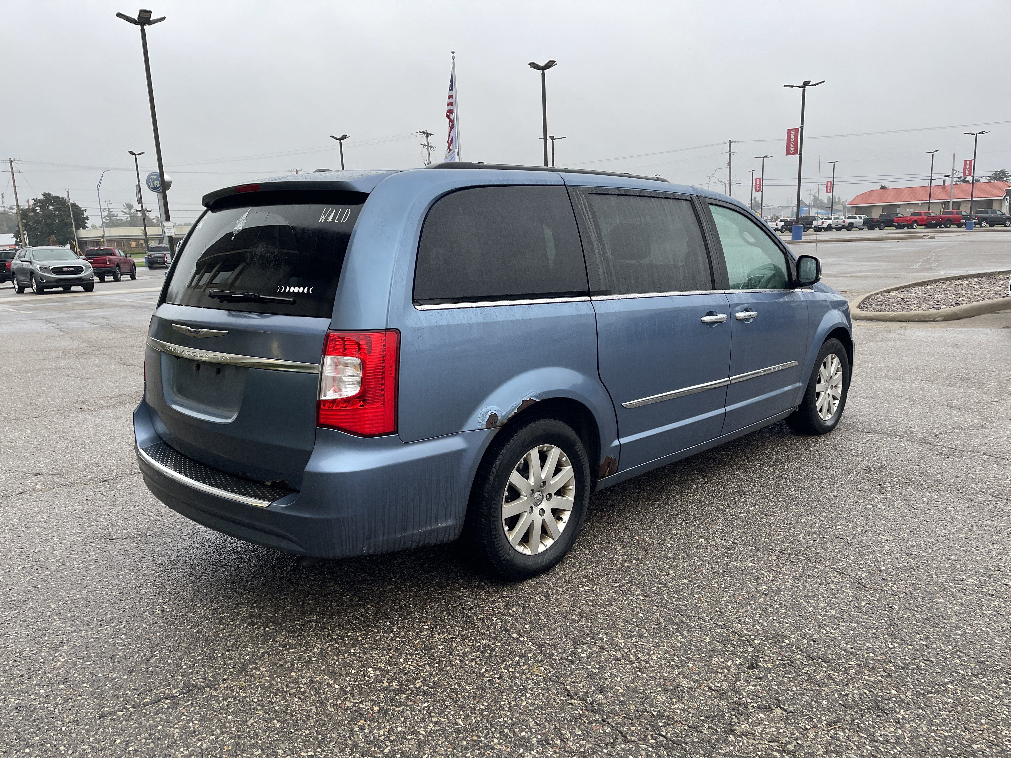 Used 2012 Chrysler Town & Country Touring-L w/ Entertainment Group #2 FWD image 4