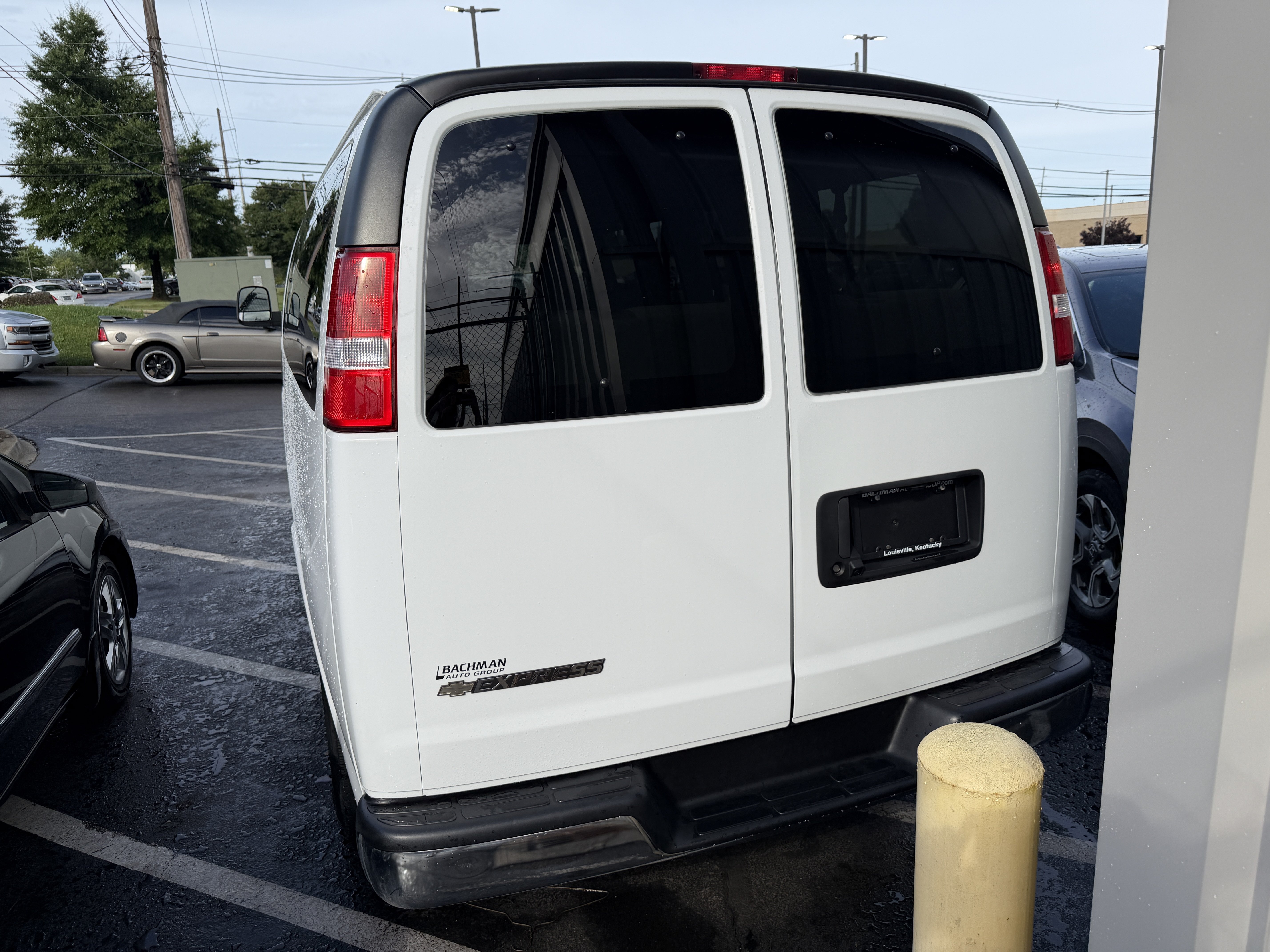 Used 2025 Chevrolet Express 3500 LT w/ LT Preferred Equipment Group RWD image 6