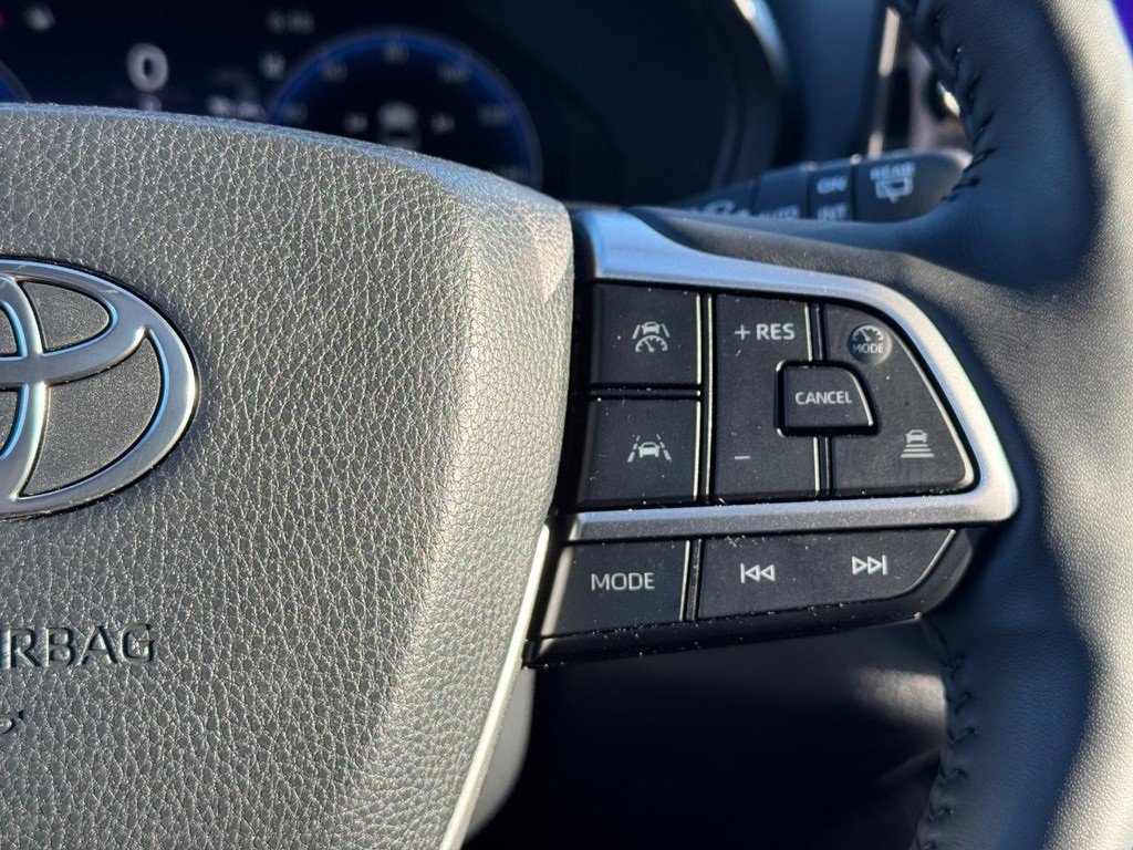 Used 2025 Toyota Grand Highlander AWD image 31