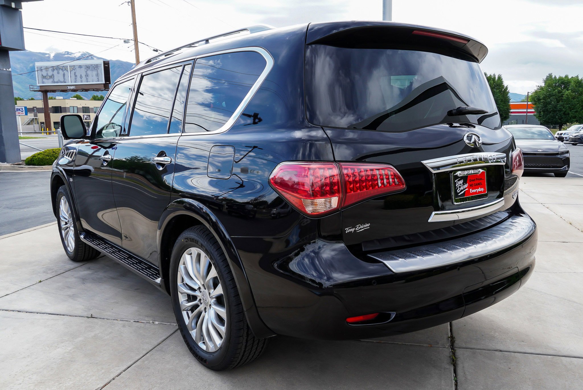 Used 2017 INFINITI QX80 4WD w/ Deluxe Technology Package image 6
