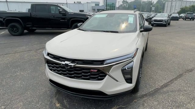 New 2026 Chevrolet Trax RS w/ Sunroof Package FWD image 5