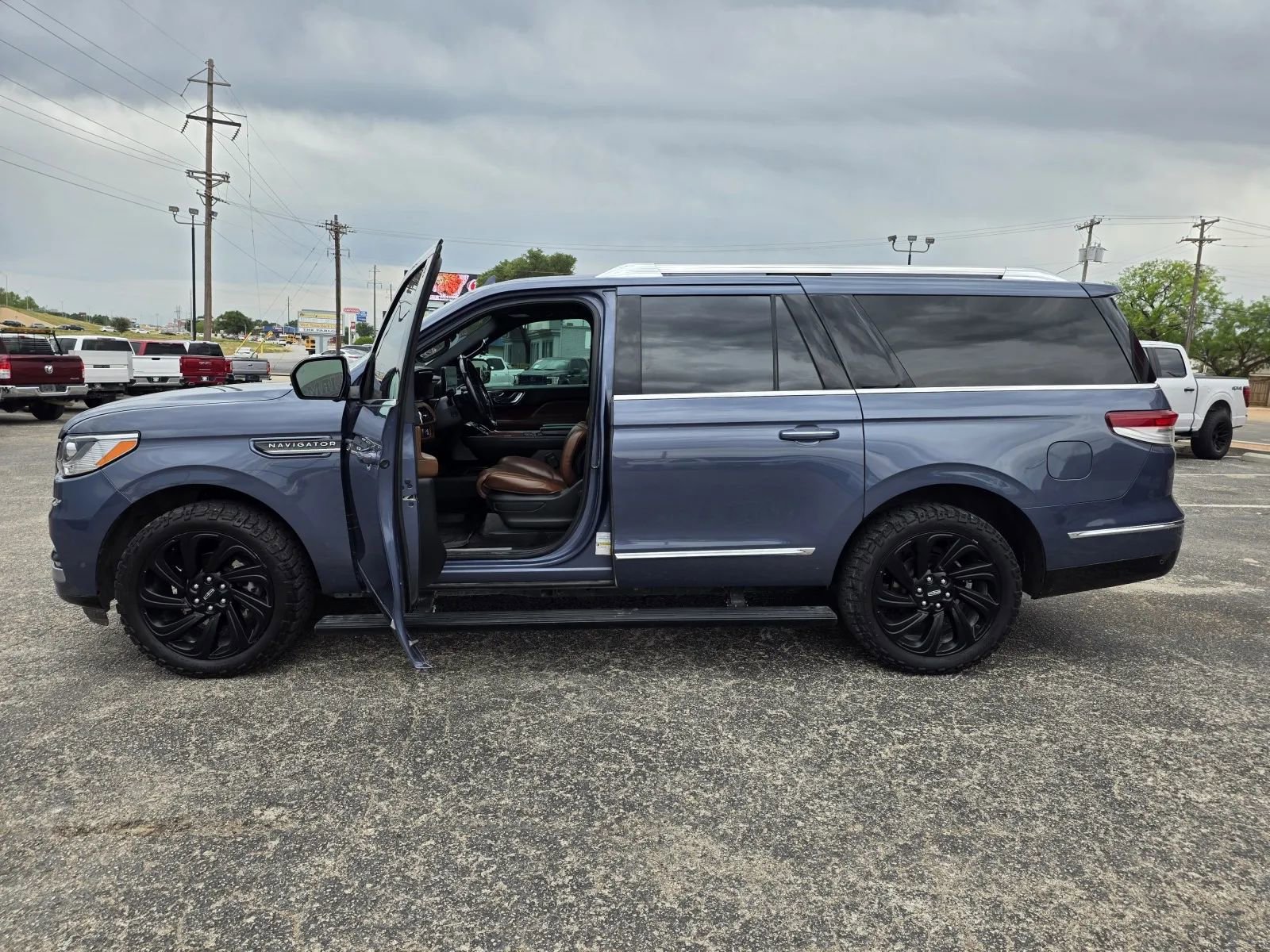 Used 2023 Lincoln Navigator L Reserve AWD/4WD image 9