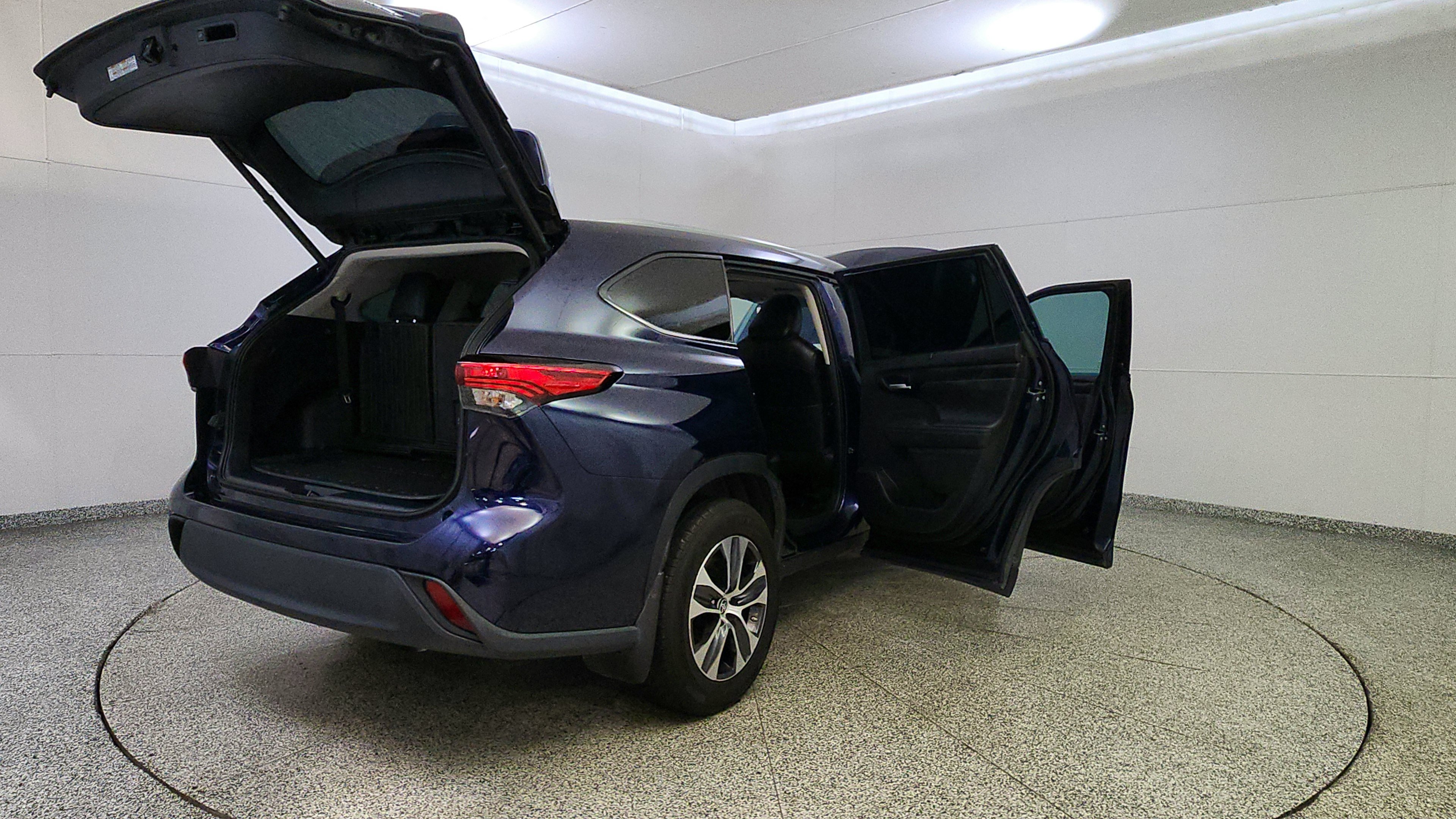 Used 2023 Toyota Highlander XLE AWD/4WD image 12