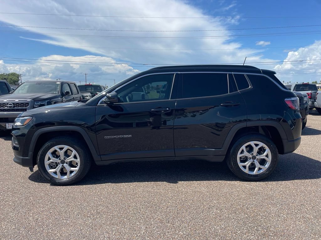 Used 2025 Jeep Compass Latitude AWD/4WD image 4