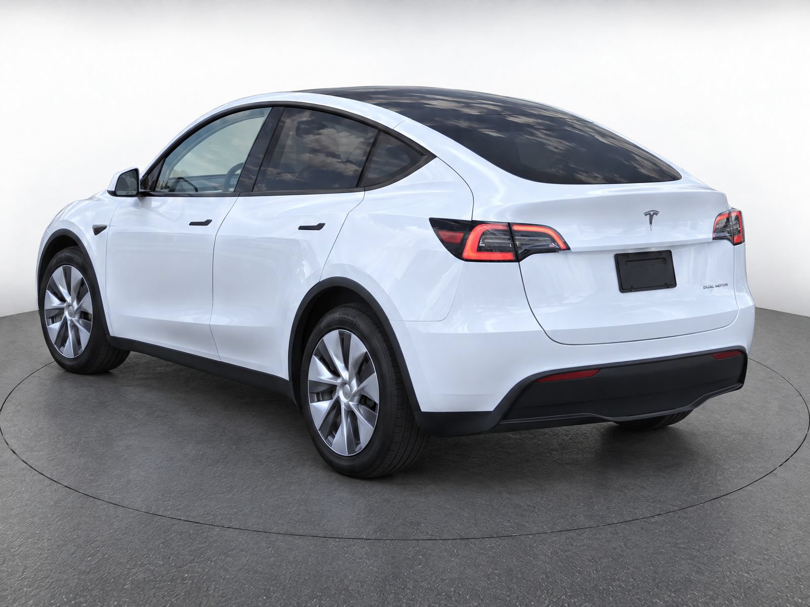 Used 2023 Tesla Model Y AWD image 3