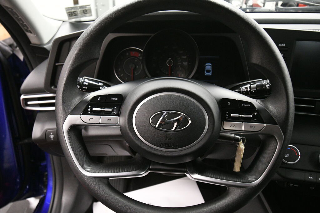 Used 2021 Hyundai Elantra SE image 13