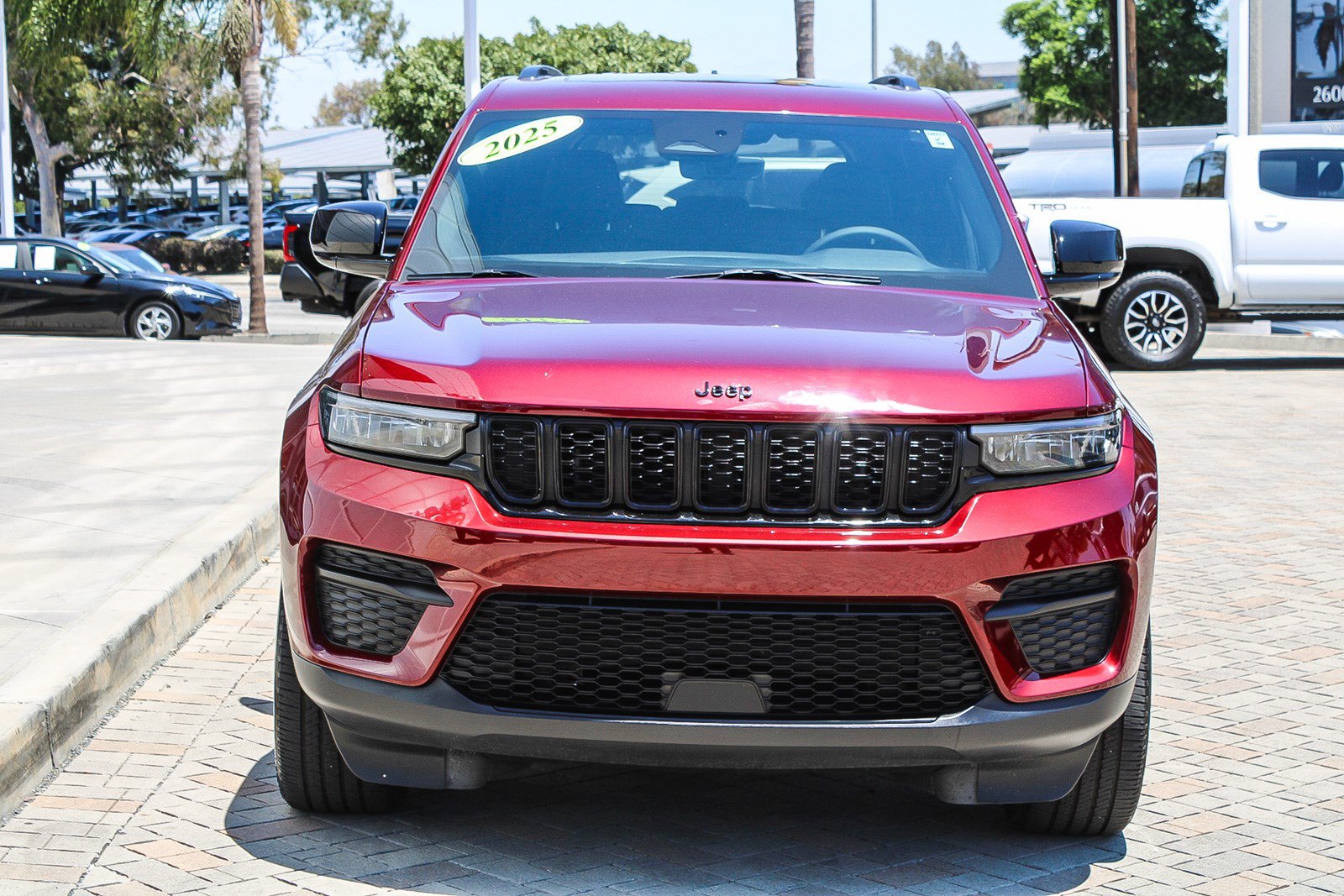 Used 2025 Jeep Grand Cherokee Altitude RWD image 2