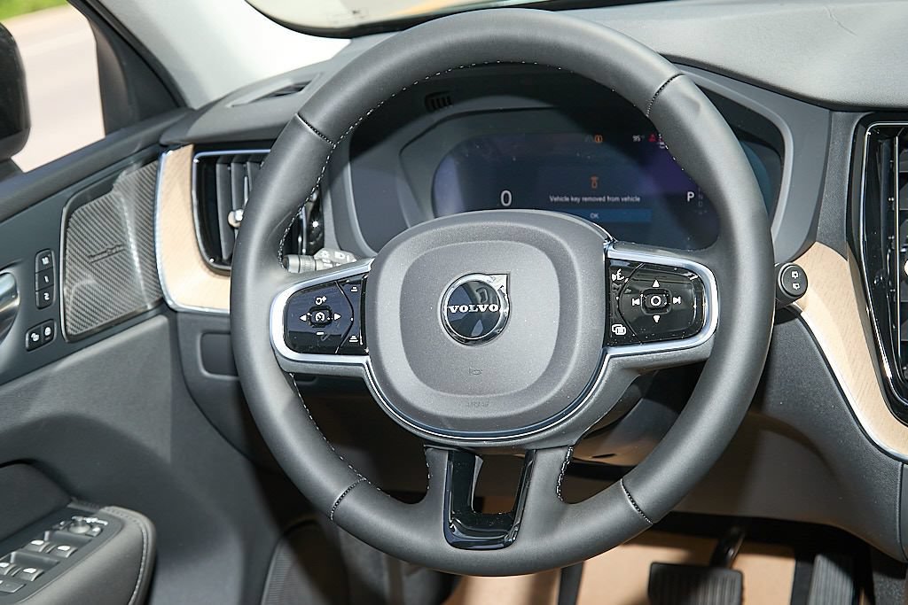 New 2026 Volvo XC60 T8 Plus w/ Protection Package Premier AWD/4WD image 24