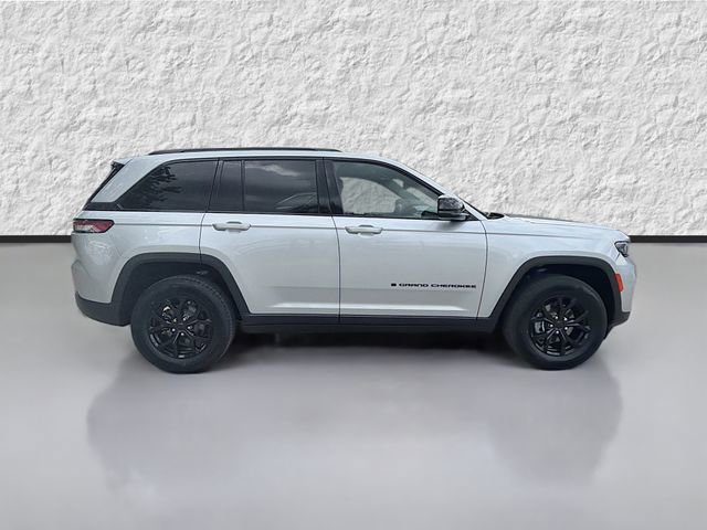 Used 2024 Jeep Grand Cherokee Altitude RWD image 2