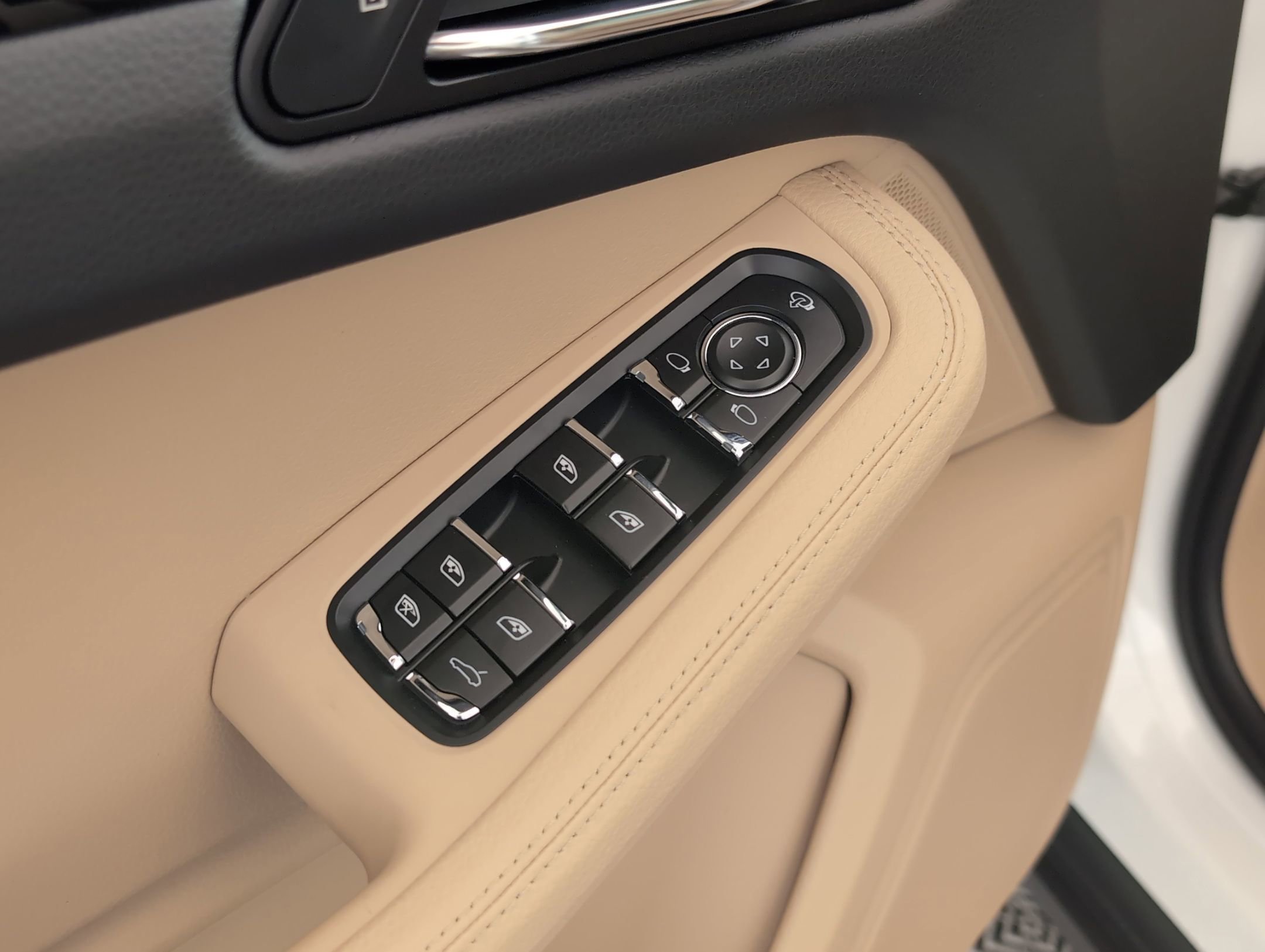 Certified 2025 Porsche Macan AWD/4WD image 17