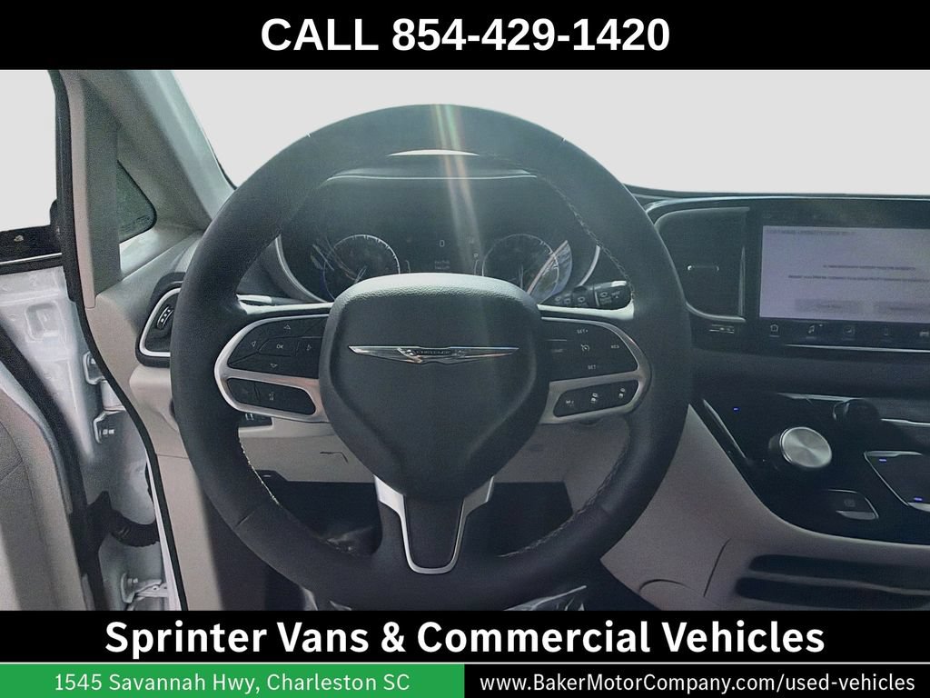 Used 2024 Chrysler Pacifica Touring-L FWD image 11
