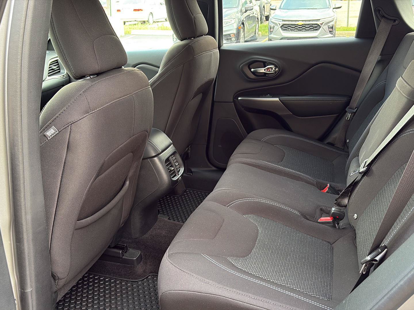 Used 2019 Jeep Cherokee Latitude w/ Cold Weather Group AWD/4WD image 28