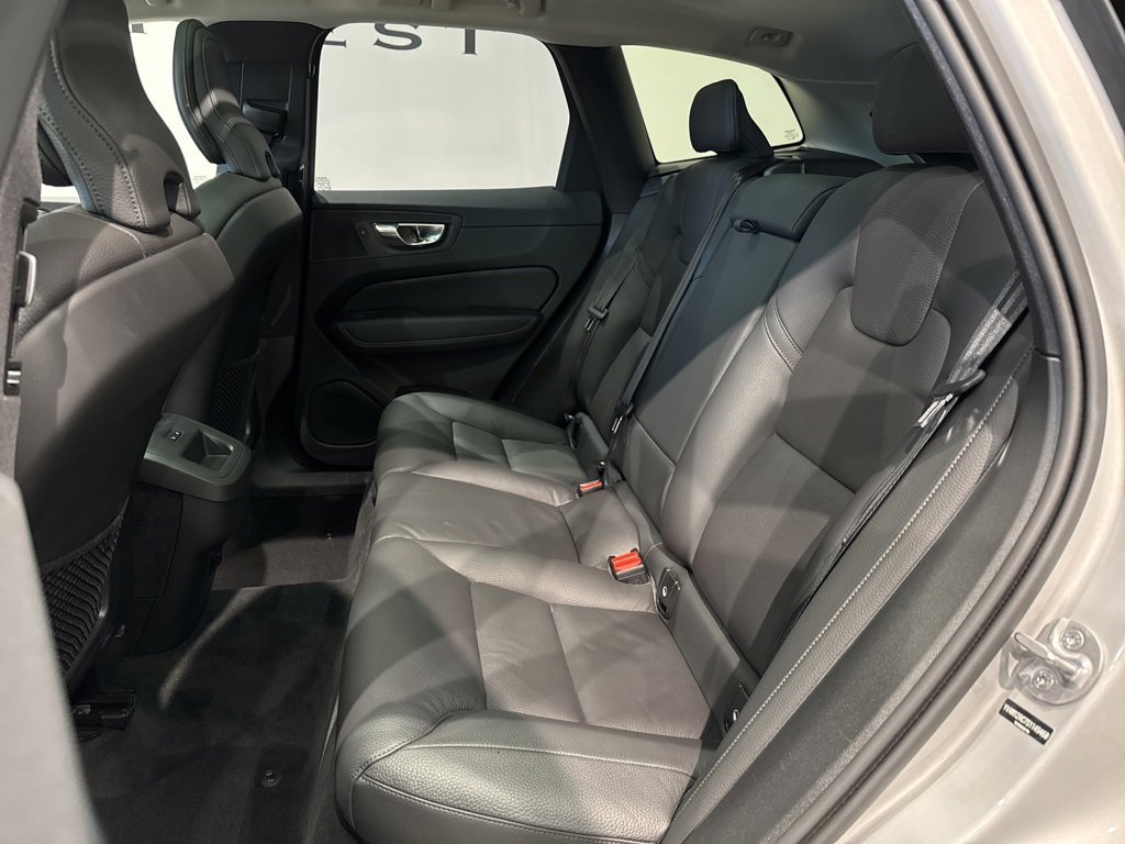 Used 2025 Volvo XC60 B5 Plus image 31