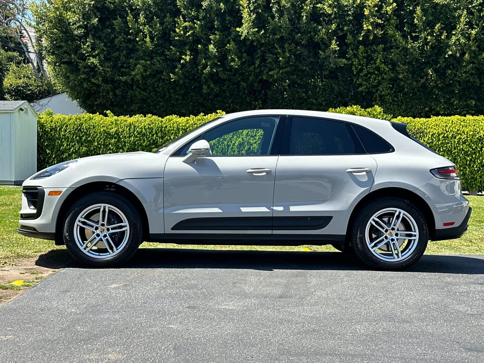 Certified 2025 Porsche Macan AWD/4WD image 2