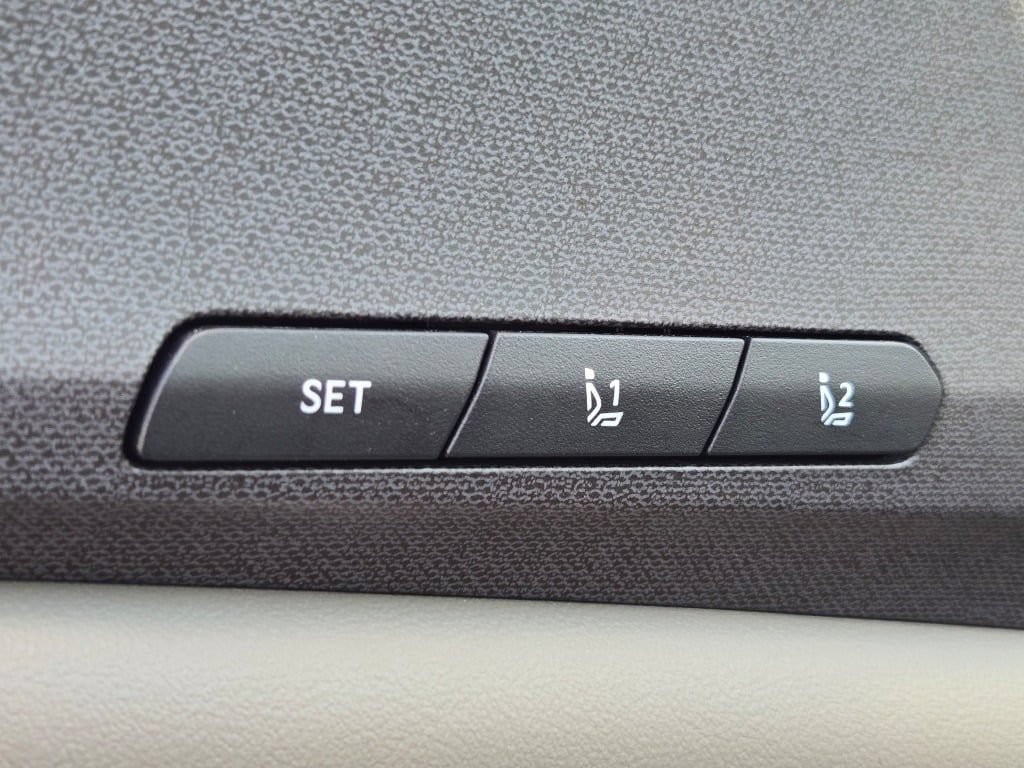 Used 2025 Kia Carnival EX FWD image 34