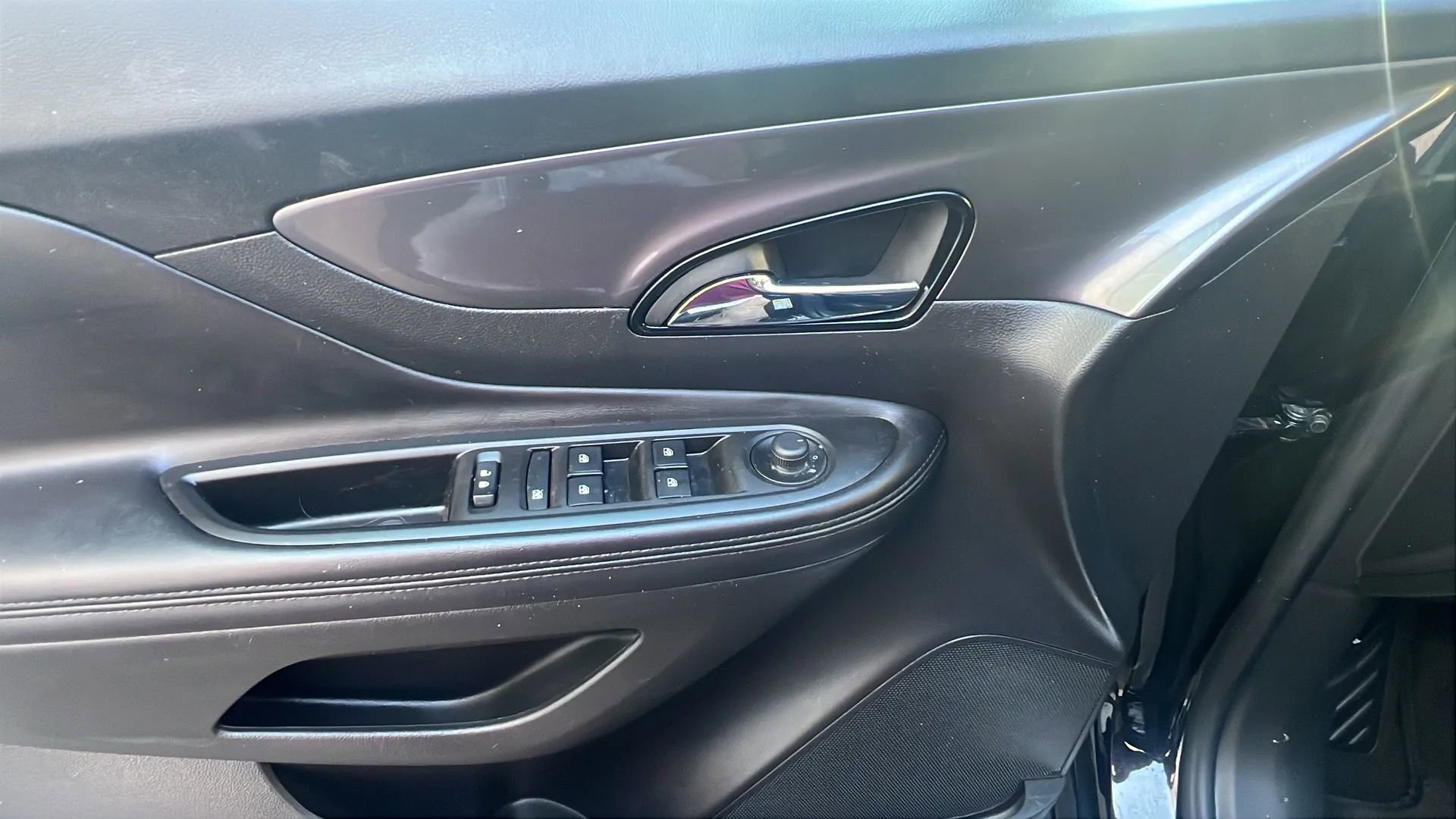 Used 2019 Buick Encore Essence FWD image 24