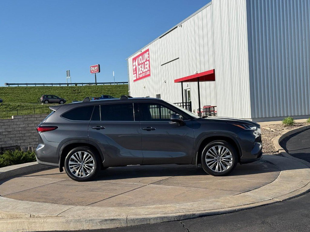 Used 2022 Toyota Highlander Platinum image 2