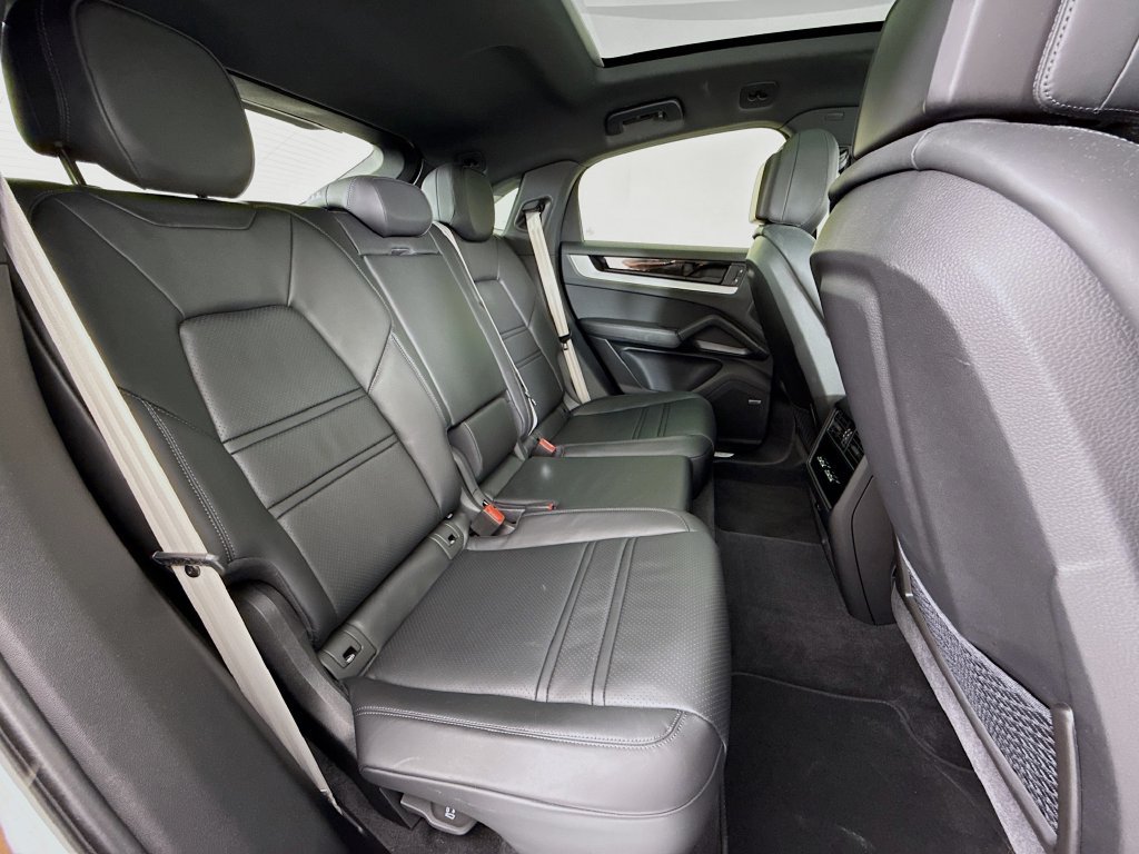 Certified 2024 Porsche Cayenne Coupe AWD/4WD image 29