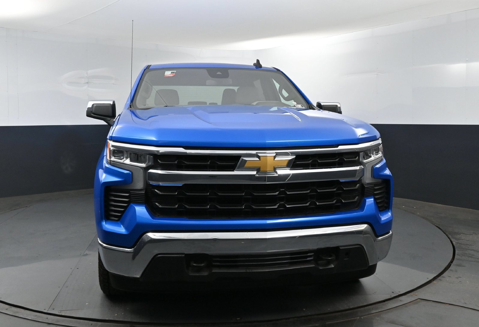 Used 2025 Chevrolet Silverado 1500 LT AWD/4WD image 2